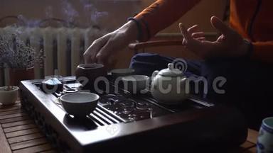 人在茶点浇普洱茶传统中国茶道。 一套茶饮设备